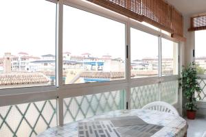 einen Balkon mit einem Tisch und Stadtblick in der Unterkunft Stunning La Mata Beach Suite in La Mata