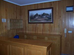 een rechtszaal met een bureau en een foto aan de muur bij Pensión Os Ancares in Becerreá