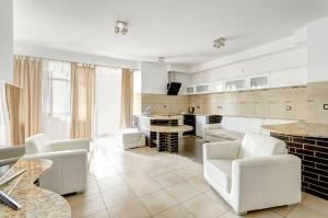 Una sala de estar con sillas blancas y una mesa. en Dom & House - Apartamenty Neptun Park, en Gdansk 39 fotos más