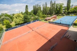 Attività di tennis o squash presso l'hotel o nelle vicinanze