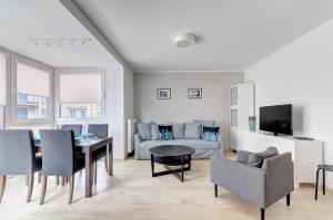 salon z kanapą i stołem w obiekcie Dom & House - Apartments Chmielna Park w Gdańsku