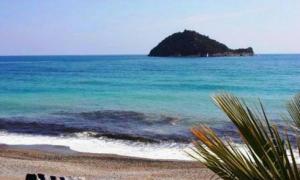 vistas a una playa con una isla en el océano en Residenza d'Aste, en Albenga 22 fotos más