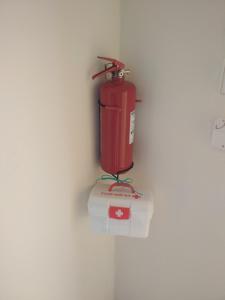 una boca de incendios roja en una esquina de una pared en White Lake Holiday House en Elafonisi