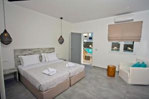 Posteľ alebo postele v izbe v ubytovaní Anna-Maria Mykonos Hotel