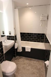 Een badkamer bij Yarrow Hotel