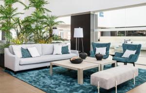 a living room with a couch and two chairs at Ilunion Calas de Conil in Conil de la Frontera