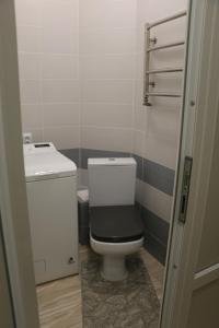 une petite salle de bain avec toilettes et lavabo dans l'établissement Nadiira, à Slavsko 8 autres photos