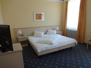 Een bed of bedden in een kamer bij Hotel Schweizerhof
