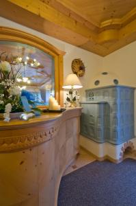 una cucina con bancone in legno e armadietto blu di Hotel Al Viel B&B a Canazei