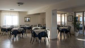 Reštaurácia alebo iné gastronomické zariadenie v ubytovaní Hotel Antagos