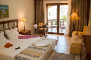 Ліжко або ліжка в номері Aegean Melathron Thalasso Spa Hotel