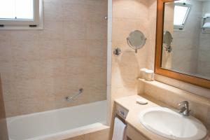 Ванна кімната в Aegean Melathron Thalasso Spa Hotel