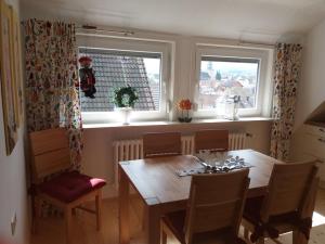 d'une salle à manger avec une table, des chaises et une fenêtre. dans l'établissement Haus Maruna, à Schauenburg