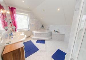 Koupelna v ubytování Privatzimmer Haus Gschweitl + 37 fotografií