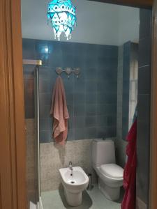 Ванна кімната в Lalla's Central Apartment