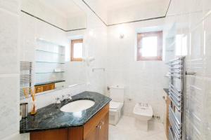 La salle de bains blanche est pourvue d'un lavabo et de toilettes. dans l'établissement Residenza Ognissanti, à Florence