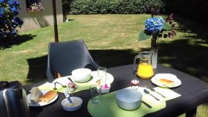 un tavolo con cibo e bevande in cima di Calme et nature a Saint-Gravé