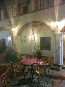 Hotel Cortijo Las Grullas tesisinde bir restoran veya yemek mekanı