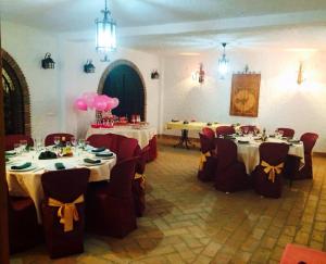 Hotel Cortijo Las Grullas tesisinde bir restoran veya yemek mekanı