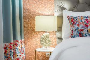 - une chambre avec un lit et une lampe sur une table dans l'établissement Deluxe Rooms Tramonto, à Split