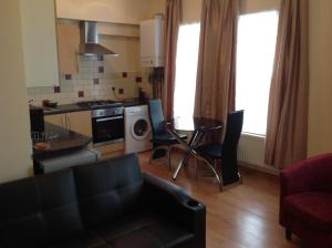 cocina con sofá y mesa en una habitación en Nky Apartment, en Londres