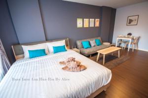 Postel nebo postele na pokoji v ubytování Baan Imm Aim Huahin by Alice