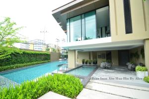 Bazén v ubytování Baan Imm Aim Huahin by Alice nebo v jeho okolí