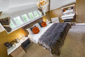 een slaapkamer met een groot bed met kussens erop bij The Cranleigh Boutique in Bowness-on-Windermere