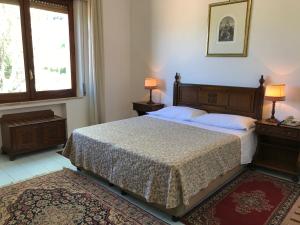 sypialnia z łóżkiem, 2 oknami i 2 lampami w obiekcie Hotel Mediterranée w Taominie +37 zdjęć