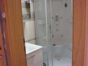 y baño con ducha, aseo y lavamanos. en Apartments Špiko, en Hvar