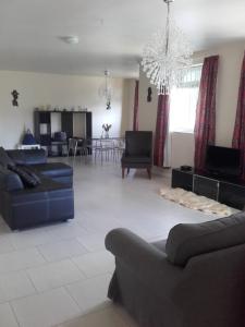 sala de estar con 2 sofás y comedor en Campeche Villa en Méro