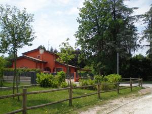una casa con una valla delante de ella en B&B Casa di Chiara, en San Michele al Tagliamento