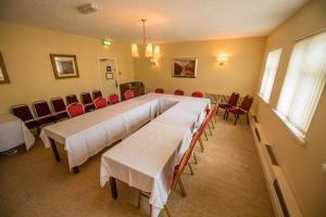 uma sala de conferências com uma mesa longa e cadeiras em The Twelve Knights em Port Talbot