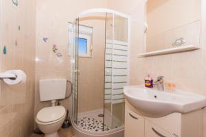 Ein Badezimmer in der Unterkunft Apartman Anamarija