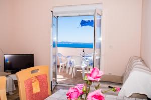 Zimmer mit Glasschiebetür und Meerblick in der Unterkunft Apartman Anamarija in Trogir