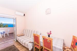 Ein Sitzbereich in der Unterkunft Apartman Anamarija