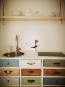 - une cuisine avec un évier et un comptoir dans l'établissement Casa Memi, à Marzamemi
