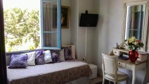TV a/nebo společenská místnost v ubytování Le Panoramic Boutique Hôtel