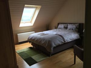 Lichtenborn拜尔贝格住宿加早餐旅馆的一间带大床的卧室，带窗户