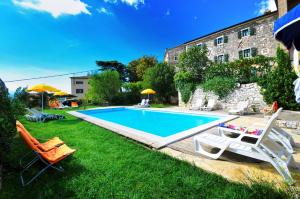 einen Pool mit zwei Gartenstühlen und einem Vogelmann in der Unterkunft Villa Visnjan Residence 2 in Višnjan
