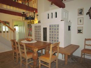 a dining room with a wooden table and chairs at Historischer Davidshof - Mit dem Rad die Nordseehalbinsel erkunden in Oldenswort