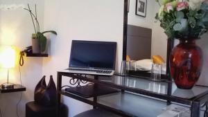 TV a/nebo společenská místnost v ubytování Le Panoramic Boutique Hôtel