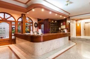 a restaurant with a bar in a building at Hotel Victoria in Linares