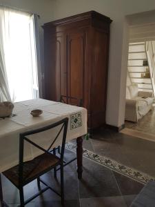 una sala da pranzo con tavolo e divano di Casa Ronco Scalzo a Palazzolo Acreide