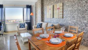 a dining room with a table and a couch at Edificio Prieto VIV 2E in Puerto del Rosario