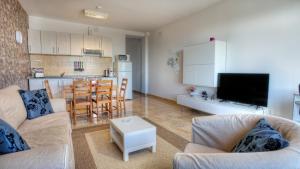 a living room with two couches and a kitchen at Edificio Prieto VIV 2E in Puerto del Rosario