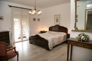 モリアーノ・ヴェーネトにあるB&B Le Olmeのベッドルーム1室(ベッド1台、鏡、椅子付)