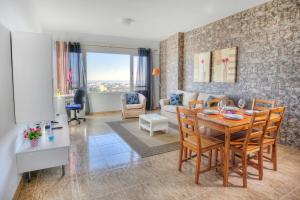 a kitchen and living room with a table and chairs at Edificio Prieto VIV 2E in Puerto del Rosario