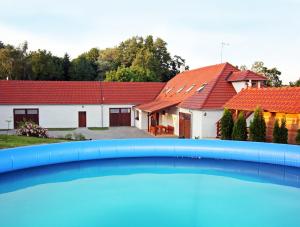 ein Haus mit Pool davor in der Unterkunft U Slunce in Čížov