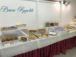 una linea a buffet con molti tipi di dolci di Hotel Sport a Rimini